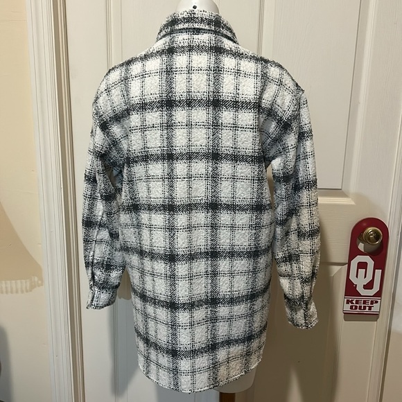 H & M Shacket XS. Like new - Picture 4 of 9